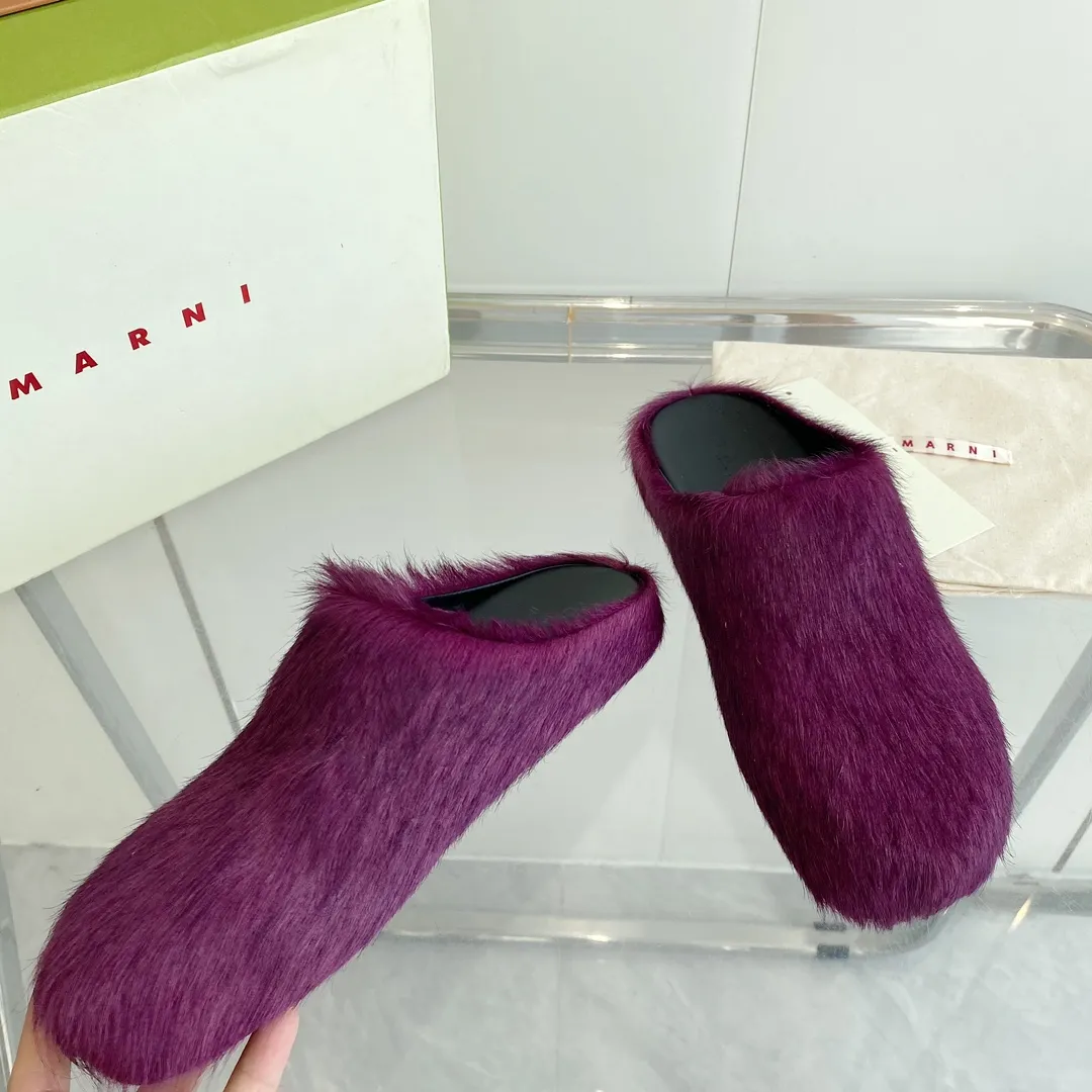 💕💕Factory direct selling price p520💕💕 Men's size +20 🔥🔥🔥 MARNI Sabot horse hair slippers A giant trendy horse hair slipper with a toe cap for all seasons, making it a beautiful landscape. The texture makes your feet more beautiful, confident and comfortable. It is a symbol of taste whether you wear it at home or outside! The real thing is very textured and the comfort is great. Fabric: horse hair. Lining: leather lining. Foot pads: leather. Sole: leather insole, rubber sole. Size: women's size 35-40. men's size: 40-46. Complete package.